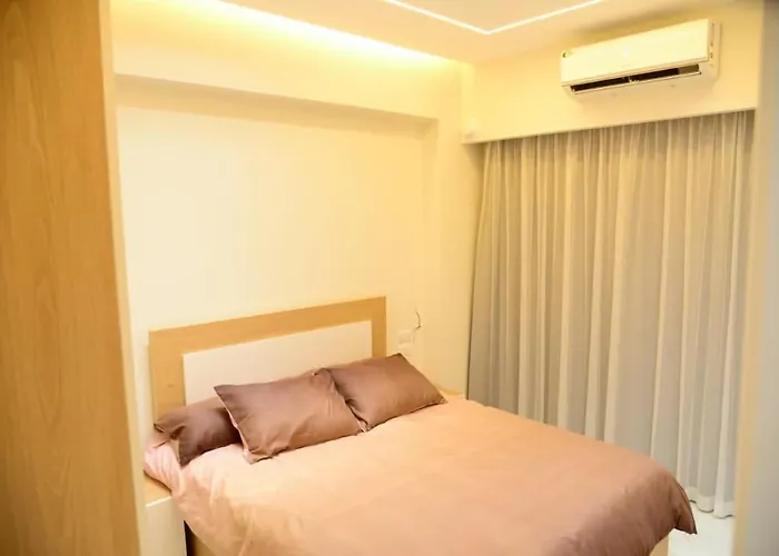 Sharton St Apartment